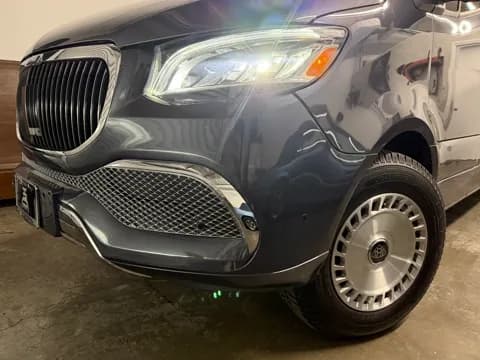 Maybach EQS SUV grille in daylight